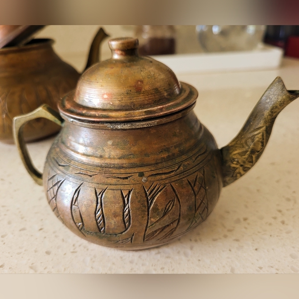 Vintage Hand-Engraved Copper Teapots – Set of 2 – Signed “SAR AHMET / GAZIANTEP” - Picture 7 of 9